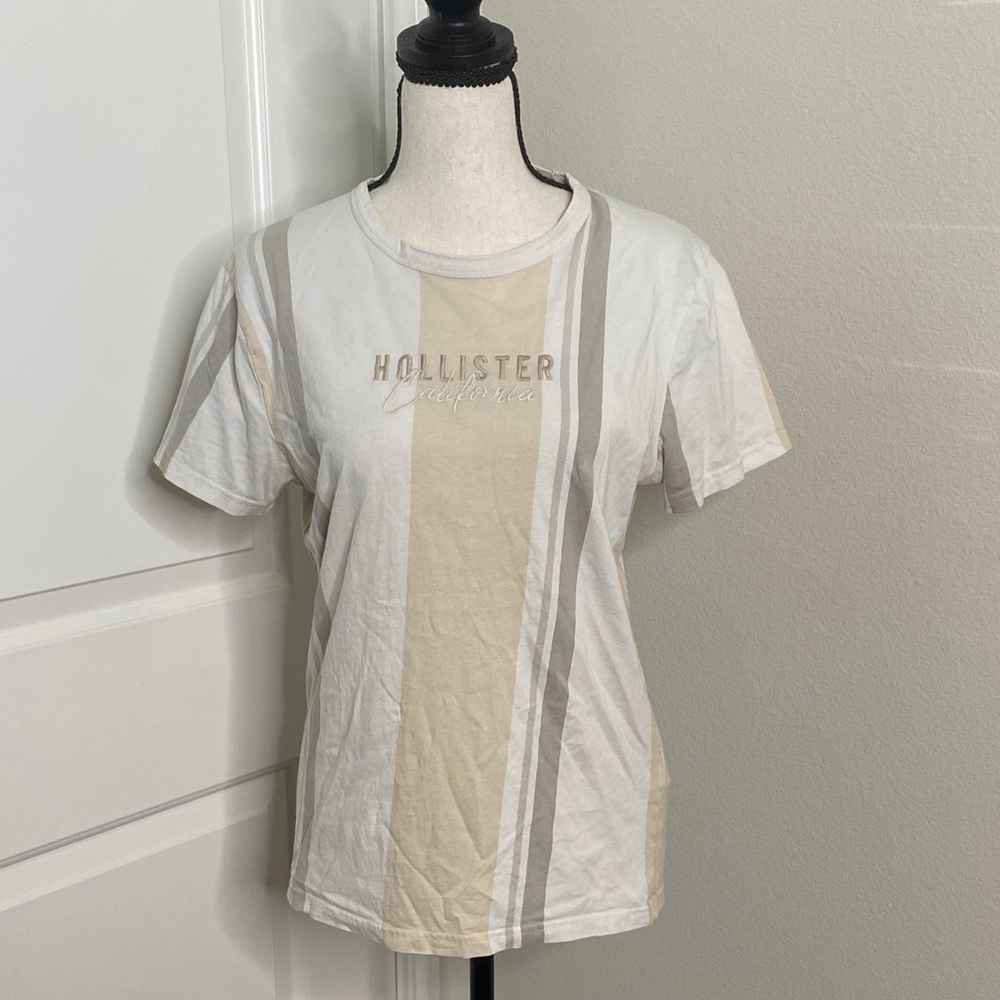 Hollister Women's White and Beige Graphic Tee